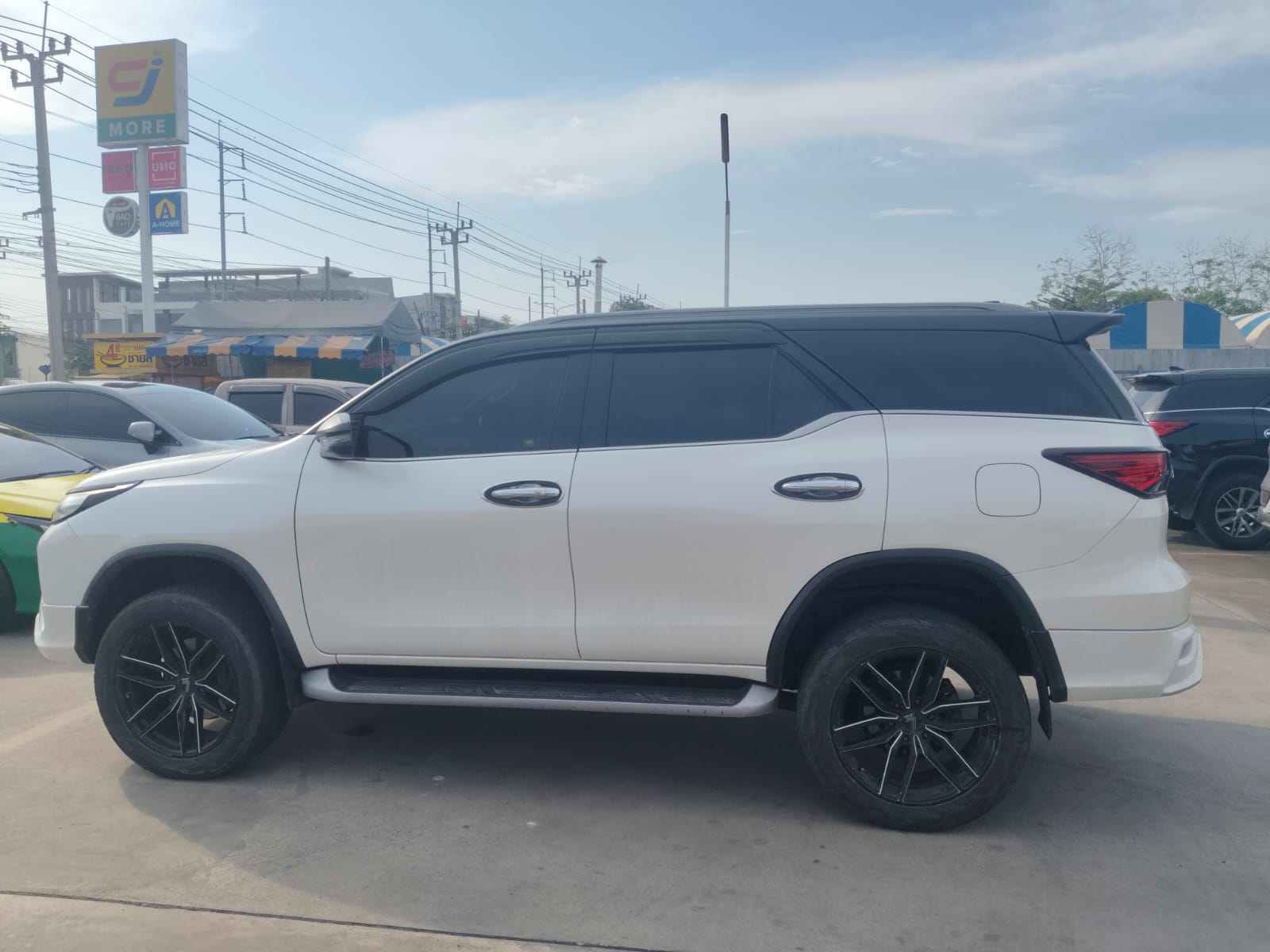Car image 4